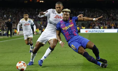 Adama Traore kiếm phạt đền giúp Barca hòa Napoli