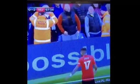 SỐC: CĐV Man City phân biệt chủng tộc, ném 'vật thể lạ' vào đầu Fred