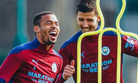 Aguero khẽ cười, Jesus khoái trá trên sân tập Man City
