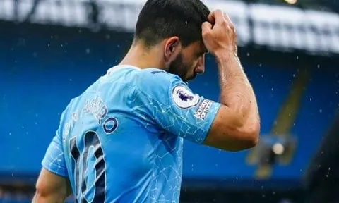 Aguero sút hỏng penalty, Guardiola lập tức làm 3 điều ngoài đường biên