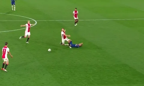 Ajax bị đuổi 2 người trong 1 phút, HLV nói lời cay đắng về VAR