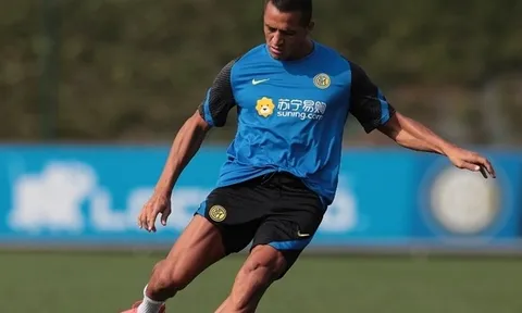 Alexis Sanchez để lộ bắp chân "cực khủng" trên sân tập của Inter Milan