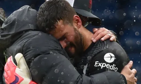 Alisson Becker: Người hùng cũng biết khóc!