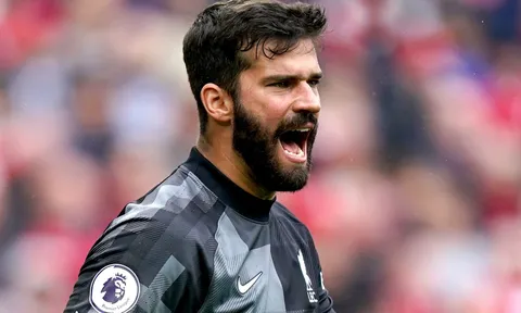 Alisson khiến Klopp đau đầu với vấn đề tương tự Salah, Mane
