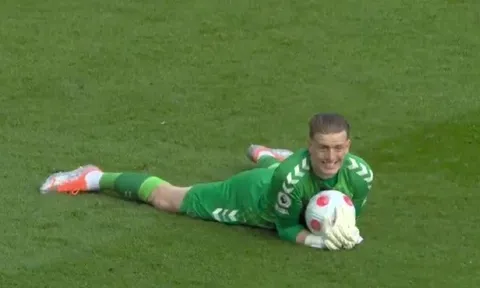 Alisson khiến Pickford 'muối mặt' ở Anfield