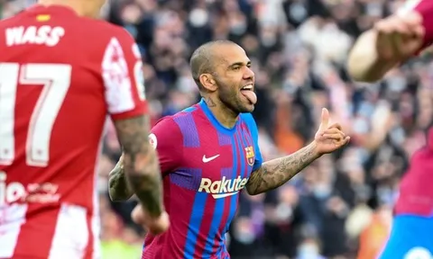 Alves cho thấy sự khác biệt so với đám trẻ tại Barca