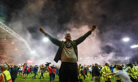 Ăn mừng quá khích, CĐV Nottingham Forest gây ra họa lớn