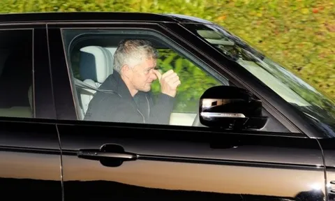 "Án trảm" lơ lửng đầu, Solskjaer buồn rũ rượi tới sân tập Man Utd