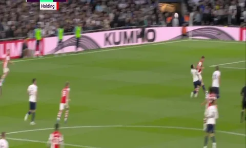 Hugo Lloris 'tấu hài'; Son Heung-min ăn cùi chỏ vào mặt