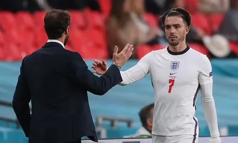 Neville khẳng định Southgate sẽ mắc kẹt với Saka và Grealish
