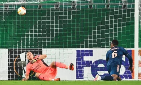 Aubameyang giải cứu đồng đội 'thảm họa', Arsenal ngược dòng trong cơn mưa thẻ