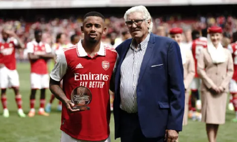 Hủy diệt Sevilla, Gabriel Jesus ẵm ngay danh hiệu cao quý