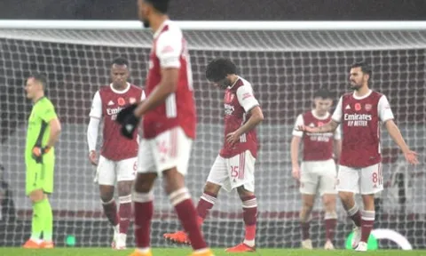 'Bom tấn' toang sớm, Arsenal thua tan tác 0-3 ngay tại Emirates