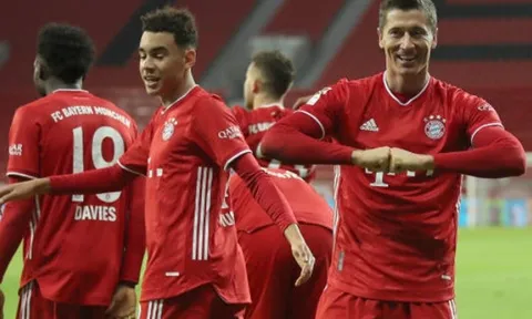 Sane bị thay ra chỉ sau 36 phút, 'thảm họa phòng ngự' giúp Bayern ngược dòng