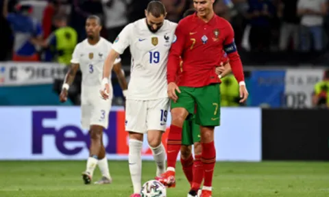 Vừa ghi bàn, Benzema lập tức làm 1 điều với Ronaldo