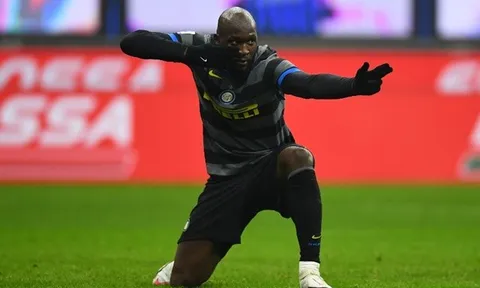 Thủ quân bị đuổi khỏi sân, Lukaku bắn hạ Napoli