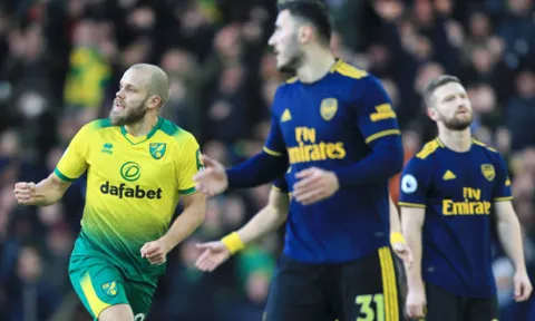 1 đấu 4, Pukki biến hàng thủ Arsenal thành trò hề