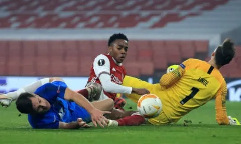 Đối thủ tự hủy, Arsenal ngược dòng thắng lớn tại Emirates