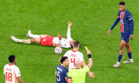 Nhận 2 thẻ đỏ, PSG thua ngược cay đắng trước RB Leipzig