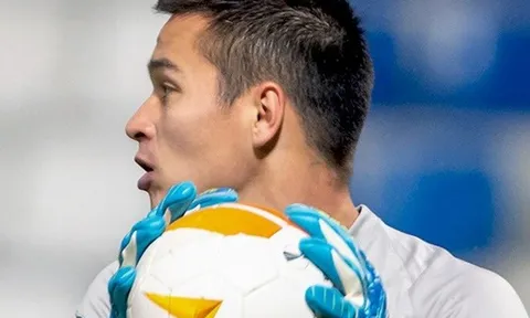 Filip Nguyễn phản xạ quá hay tại Europa League, xuất sắc bảo toàn mành lưới