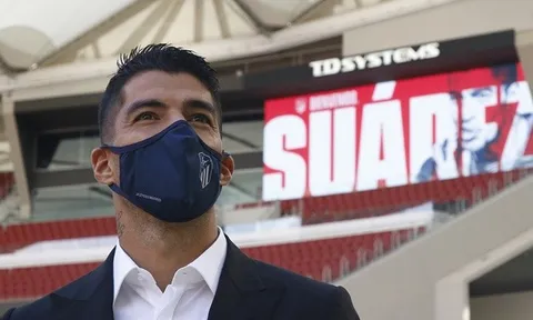 Vừa tới Atletico, Suarez nhận ngay số áo xịn sò, đưa lưng cho đồng đội đập