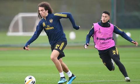 Xhaka gây bất ngờ, Ozil "quẩy sung" trên sân tập Arsenal
