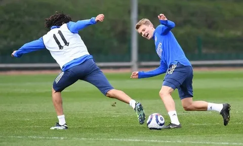 Trước đại chiến Liverpool, 'ngựa non Arsenal' kè kè Odegaard