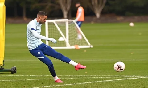 Cech đội mũ tái xuất bay lượn, Chelsea tập bắn phá, hành quân đấu M.U