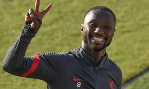 Không Thiago, bộ đôi thất sủng ôm nhau thắm thiết trên sân tập Liverpool