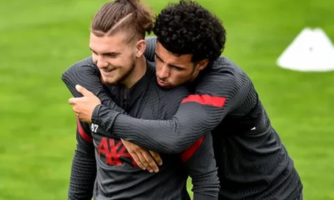 Karius khom người nhìn thủ môn 21 tuổi bay lượn trên sân tập Liverpool