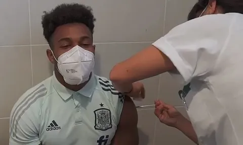 'Quái thú Tây Ban Nha' lim dim tiêm vaccine, sẵn sàng xung trận