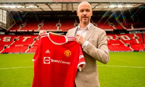 Bầu trời Old Trafford xám xịt ngày Ten Hag ra mắt Man Utd