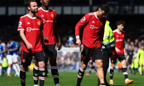 Ronaldo rời sân với đôi chân dính máu