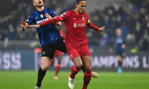 Van Dijk tốc biến tung cánh quá dữ dội, Dzeko ngửa mặt than trời