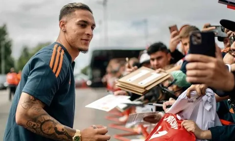 Antony gây bão khi đặt chân đến Old Trafford
