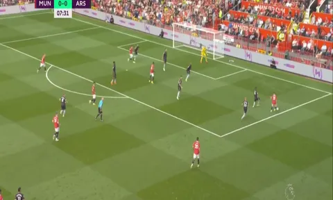 Antony xử lý gây choáng; McTominay 'đấu vật' với Gabriel Jesus