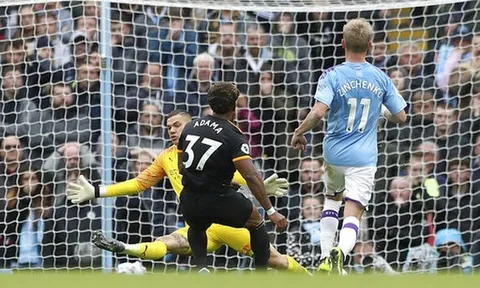 Hàng thủ Man City bộc lộ yếu điểm, Gary Neville chỉ rõ nguyên nhân