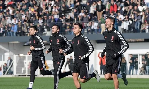 Áp lực bủa vây, Ronaldo không thể vui vẻ với người hâm mộ