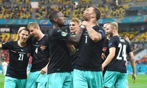 Arnautovic văng tục, Alaba liền bịt miệng đàn anh