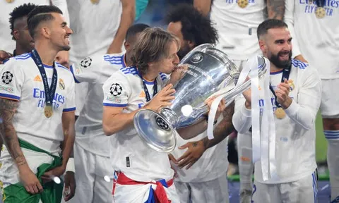 Arnold nhảy múa trong vòng cấm, Modric bực mình vì Casemiro