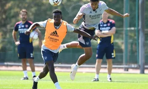 "Đá tảng" Arsenal nổi bật ở buổi tập