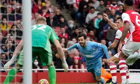 'Liverpool và Chelsea hẳn đang nguyền rủa trận thua của Arsenal'