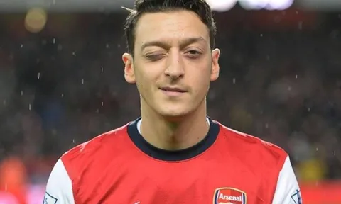 Arsenal chưa đá, Ozil đã nói luôn sao Leicester ghi bàn