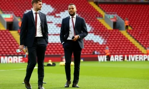 Arsenal để vuột mất "cơn lốc đường biên" về tay Leicester