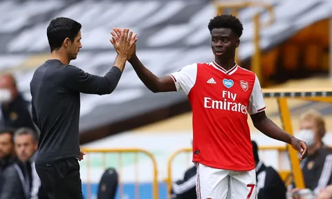 Arsenal dồn gánh nặng cho "măng non", Wright chỉ trích kịch liệt
