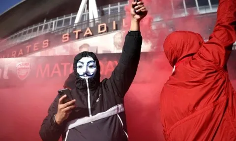 Hàng ngàn fan Arsenal bao vây Emirates, đòi tống khứ cả nhà 1 cái tên
