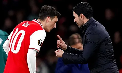 Arsenal gặp khó, Paul Merson nêu ra điều HLV Arteta nên làm với Ozil