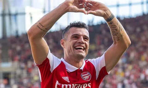 Arsenal hồi sinh nhờ tránh vết xe đổ của MU