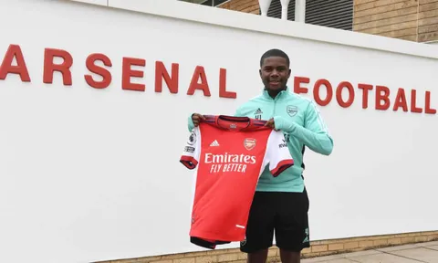 Arsenal ký hợp đồng với cầu thủ chạy cánh người Anh