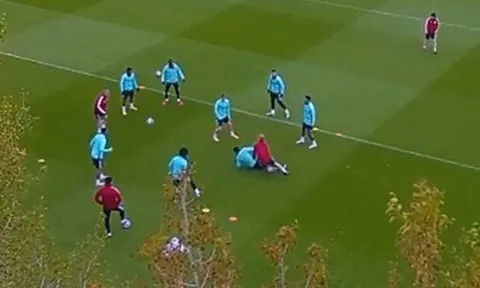 Sao Arsenal xử lý kinh hoàng với trợ lý HLV